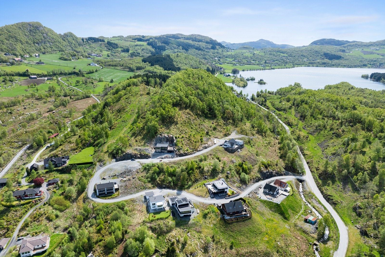 Flotte utsiktstomter som er byggeklare med vei, vann, strøm og avløp frem til tomtegrense. Galleribilde