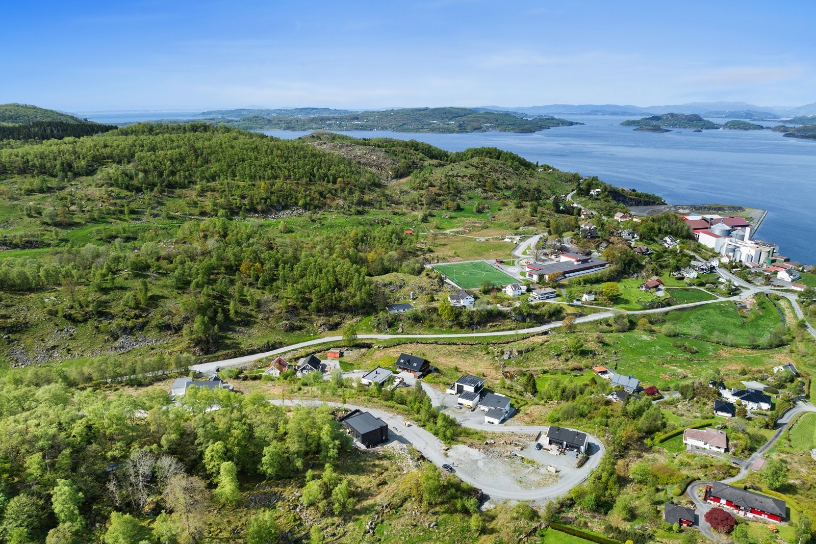 Tomtene har en barnevennlig beliggenhet hvor barna enkelt kan gå selv til skole og idrettsanlegg Galleribilde