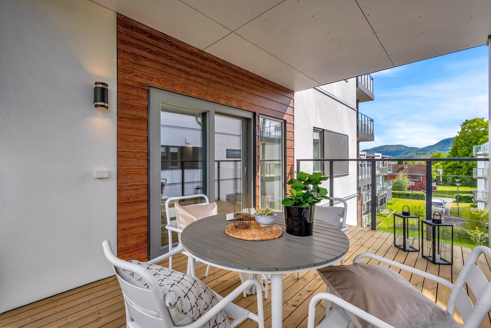 Fra balkongen har du hyggelig utsyn over fellesområder og grøntområder Galleribilde