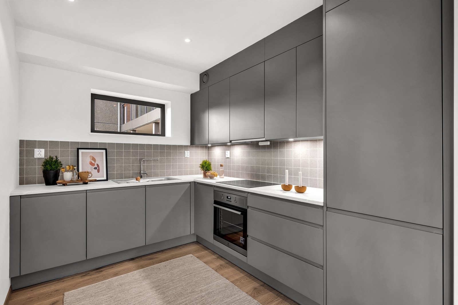 Rikelig med benk- og skapplass gir gode arbeidsforhold Galleribilde