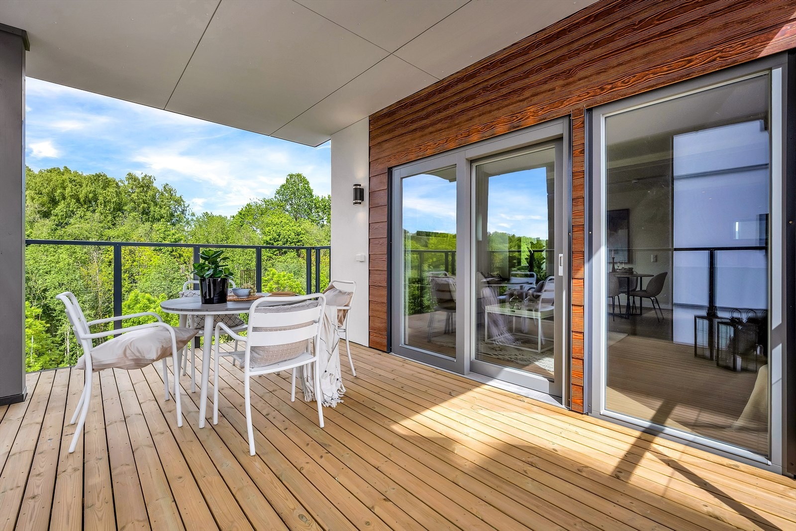 Stor balkong med god plass til sittegruppe og grill Galleribilde