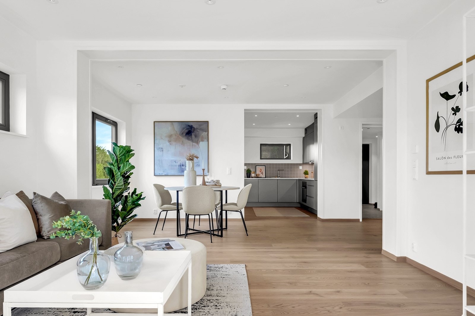 Plass til spisebord mellom stue og kjøkken Galleribilde