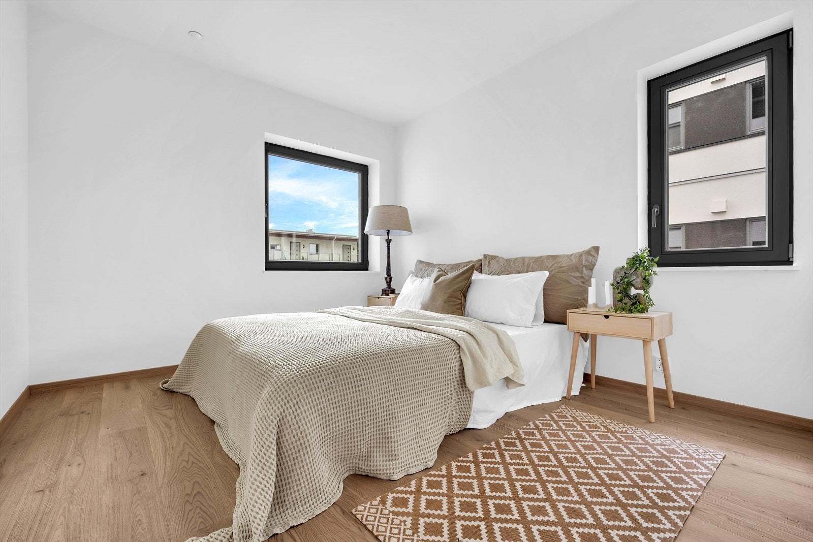 Stort hovedsoverom med god plass til seng og garderobeløsninger Galleribilde