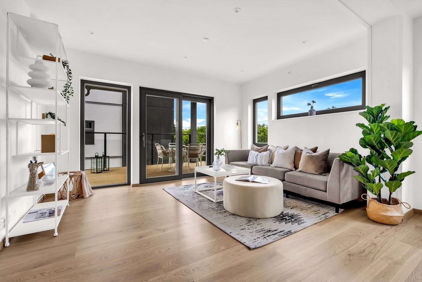 Store vindusflater gir rikelig med naturlig lys Galleribilde