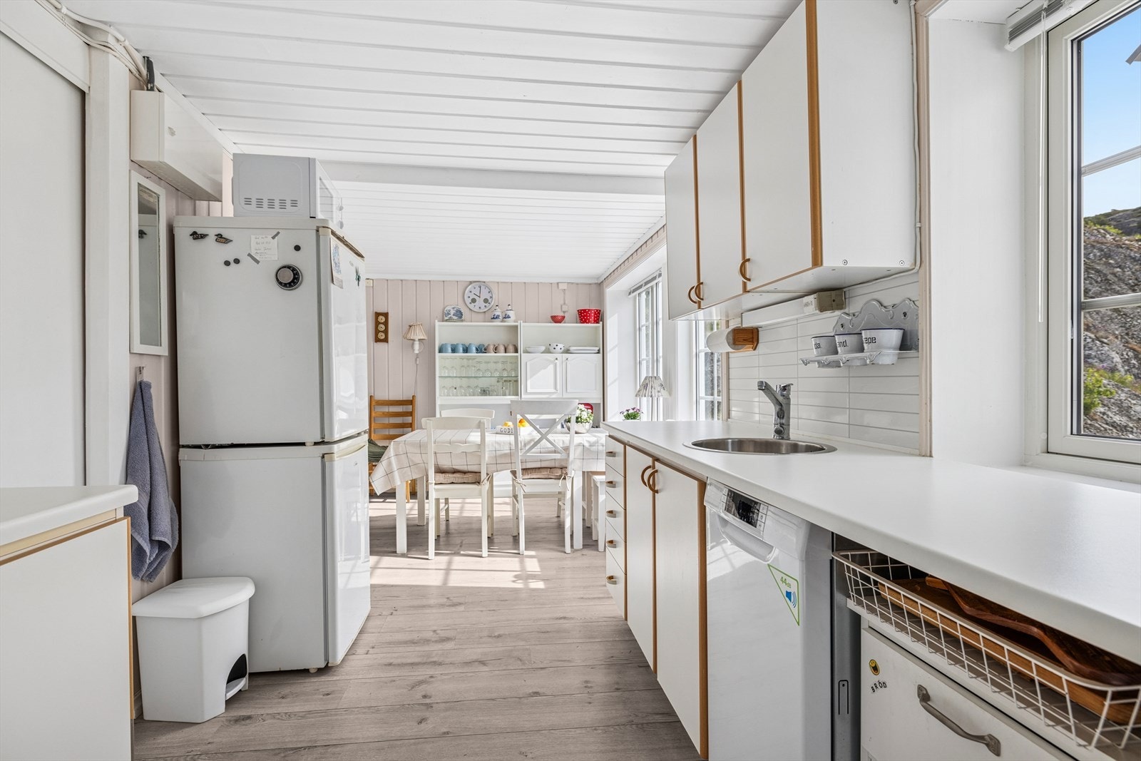 Kjøkkeninnredningen er fra 2014. Kjøkkenet har opplegg og plass til kjøleskap, komfyr og oppvaskmaskin. Galleribilde