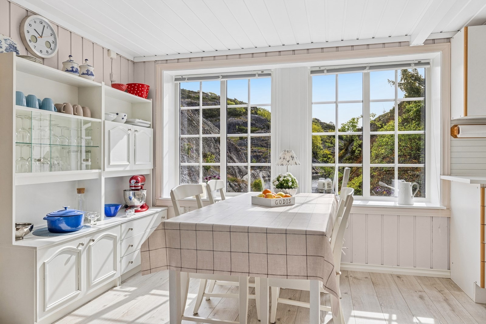 Spisestue med store vinduer som slipper inn sollyset og gir en vakker utsikt Galleribilde