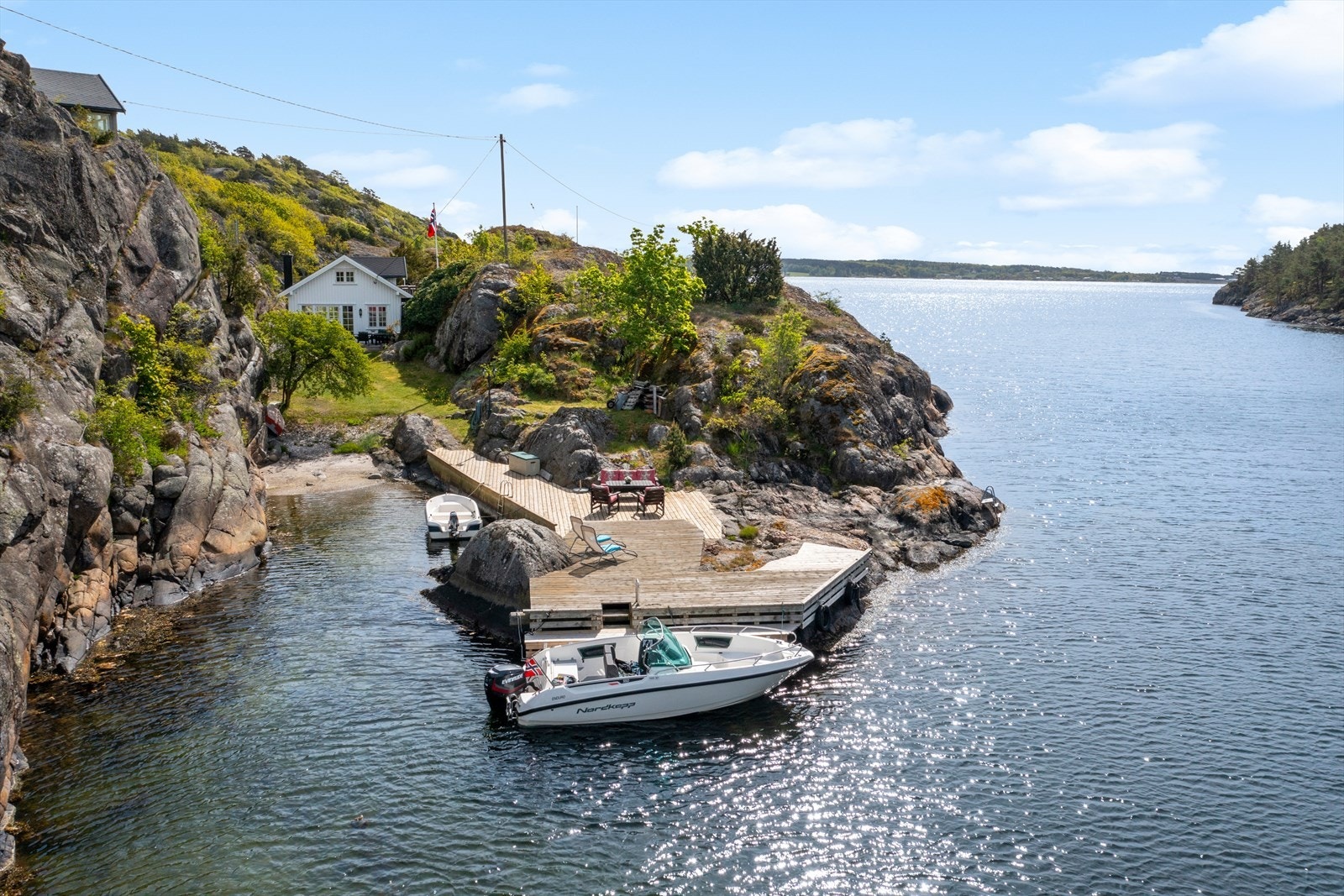 Fritidseiendommen har en rekke med fasiliteter som egen brygge, strandlinje og solrik tomt Galleribilde