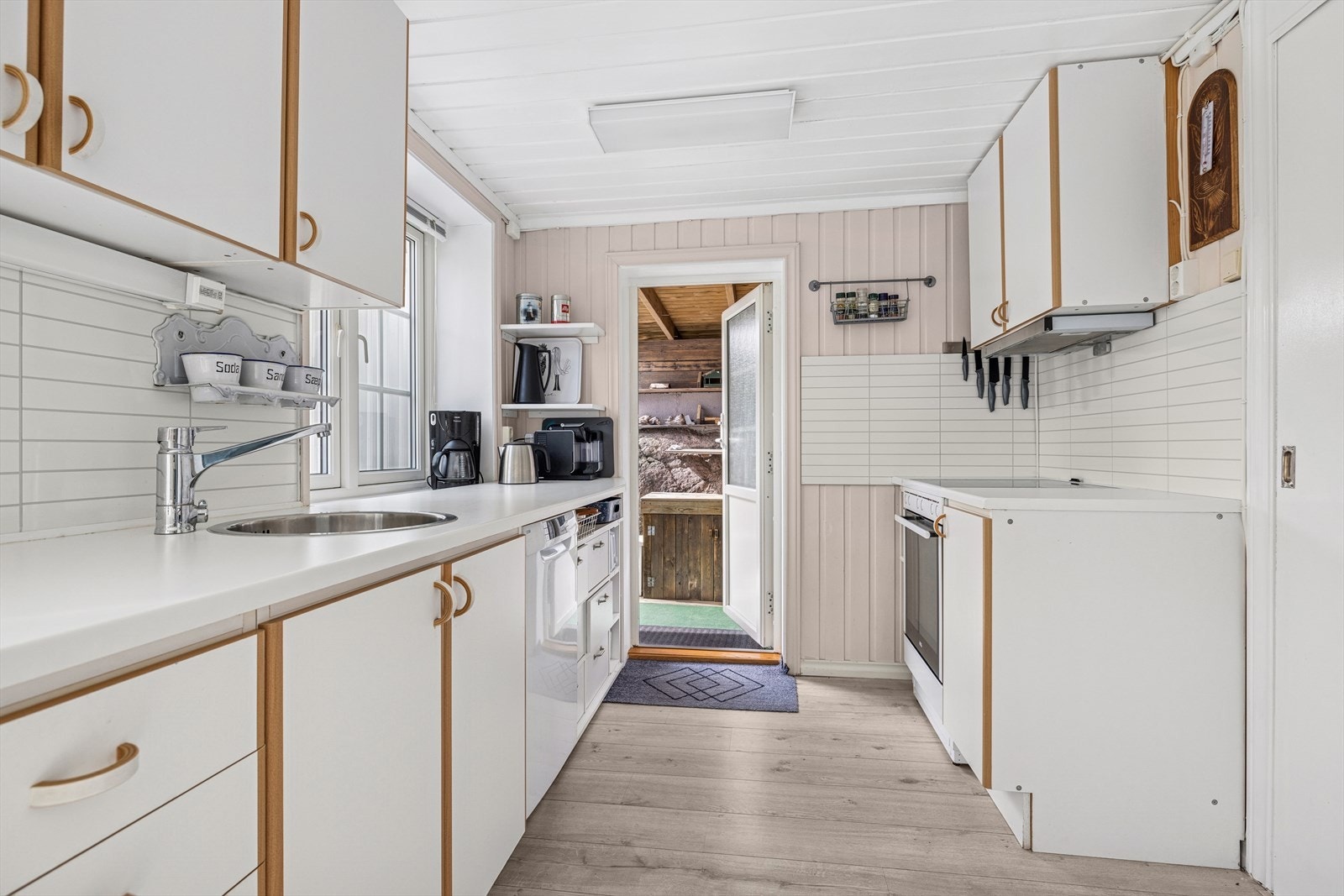 Funksjonelt kjøkken med slette fronter og laminert benkeplate. Galleribilde