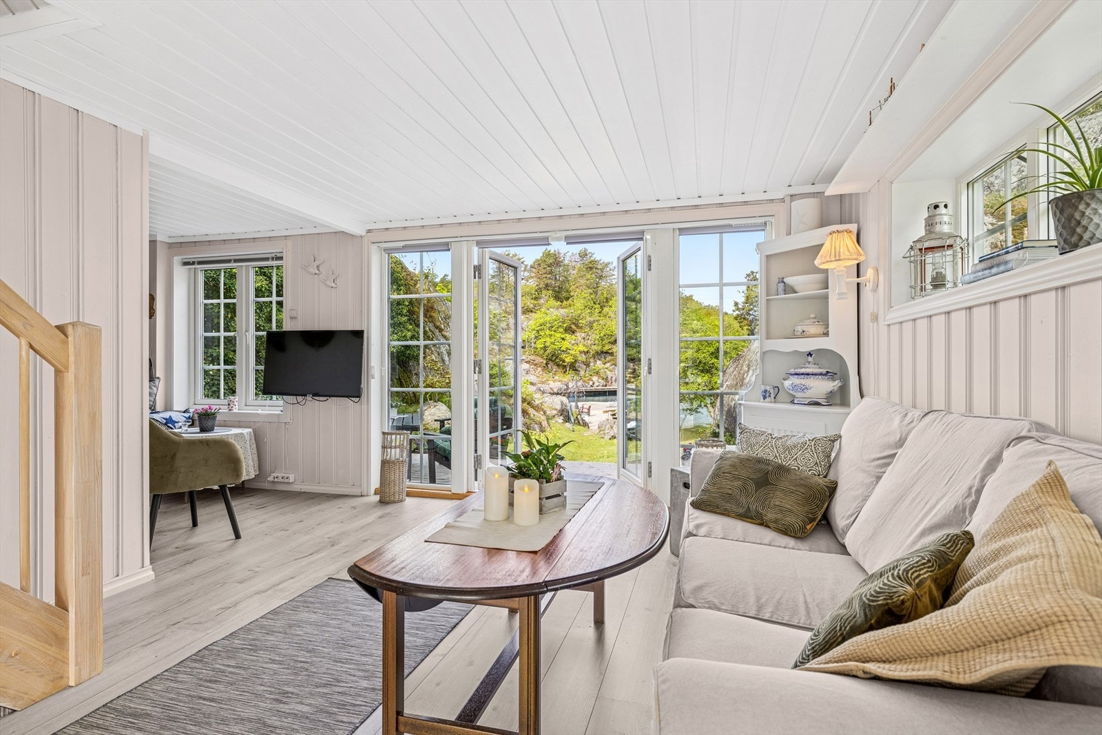 Romslig stue med plass til sofa, stuebord, TV og andre møbler. Galleribilde