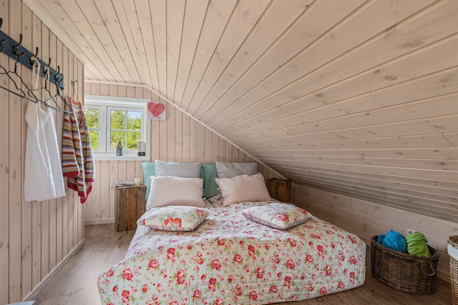 Soverom II - Plass til både seng og oppbevaring Galleribilde