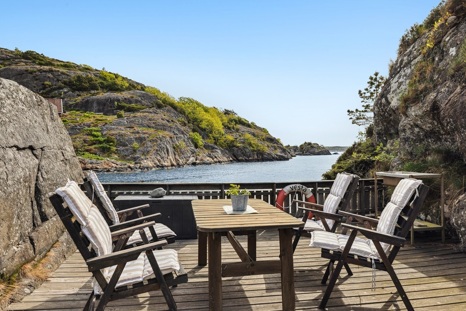 Nyt morgenkaffen med en flott utsikt over vannet! Galleribilde