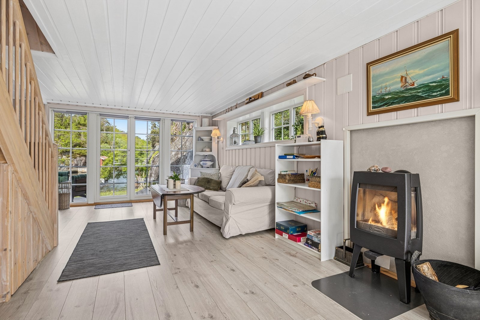 Vedovn i stuen som varmer godt på kjølige dager Galleribilde