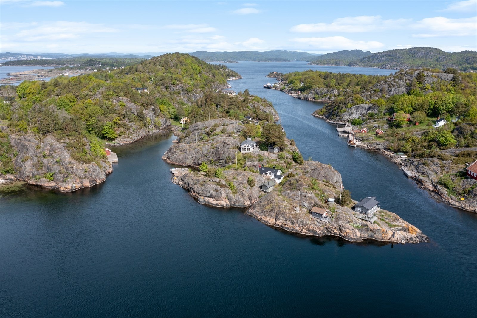 Fritidsboligen er beliggende på Store Arøya i Larvik kommune, et naturskjønt skjærgårdsområde mellom Helgeroa og Langesund Galleribilde
