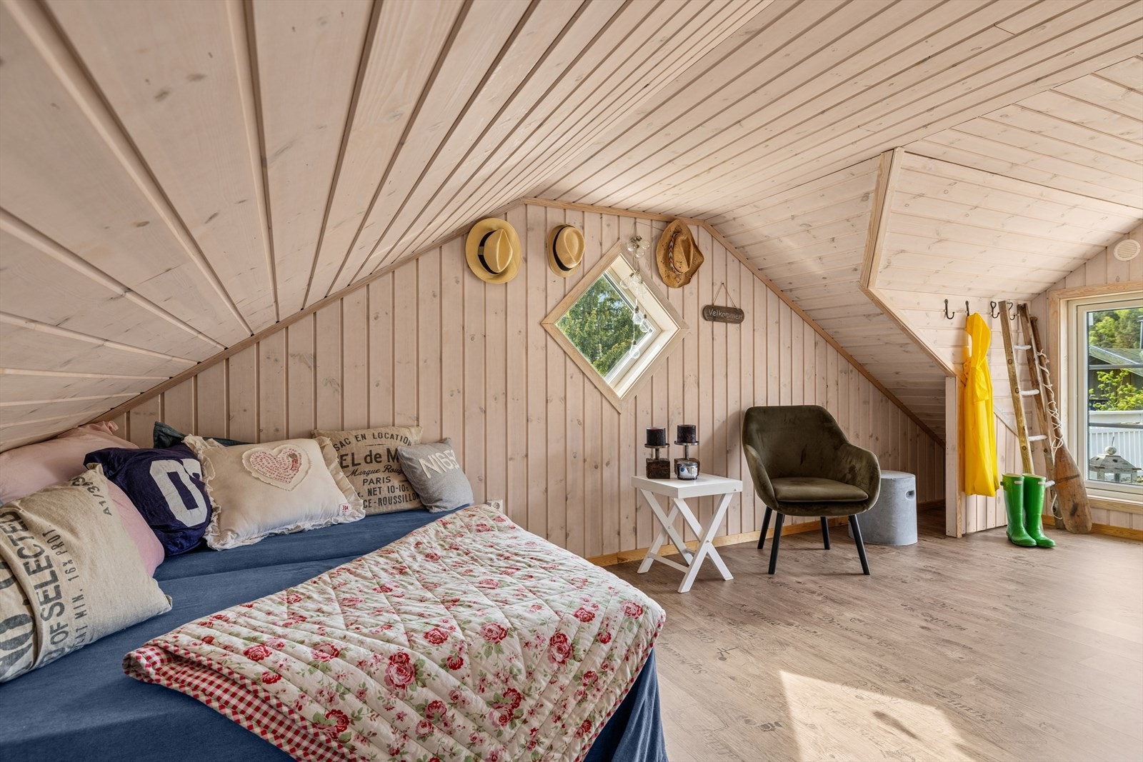 Fleksibel stue med mulighet for ekstra soveplass - perfekt for overnattingsgjester Galleribilde