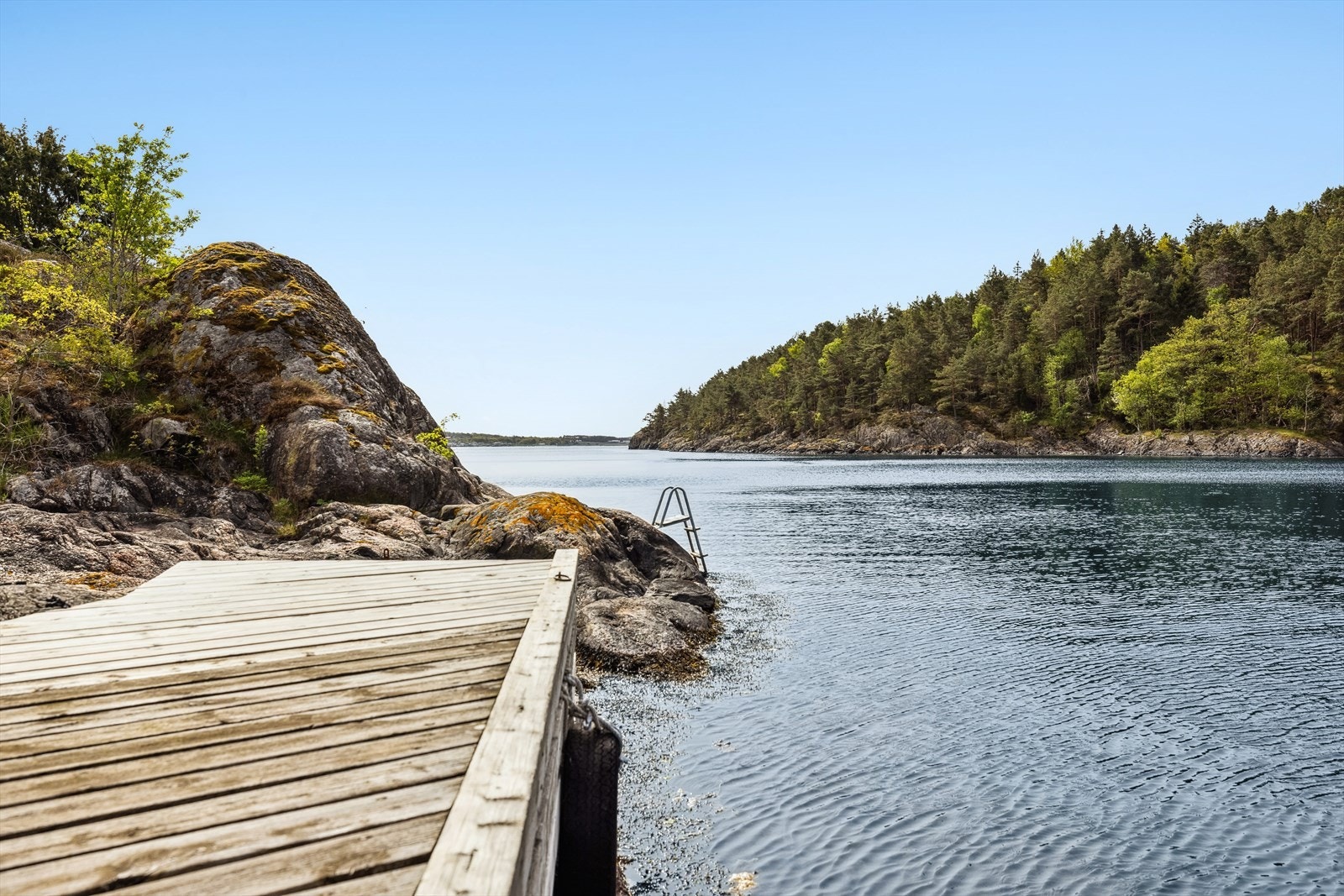 Bading fra egen tomt fra svaberg, strand eller egen brygge. Galleribilde