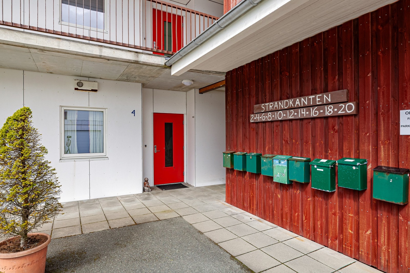 Inngangsparti på bakkeplan Galleribilde