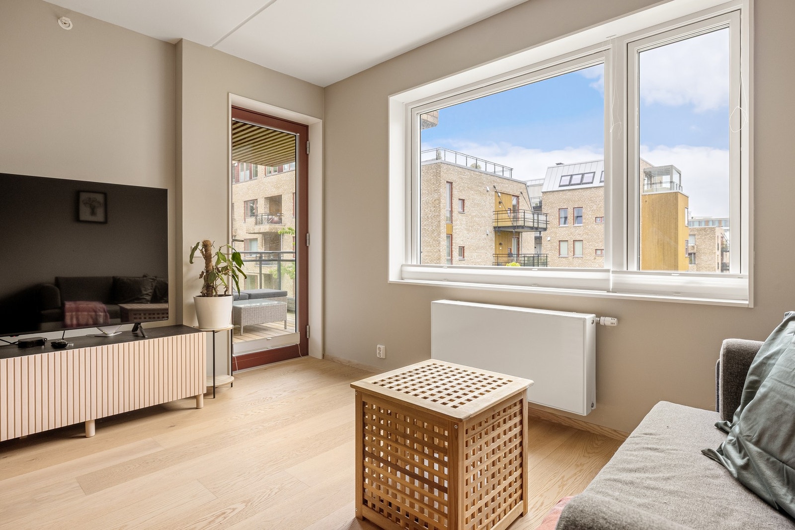Store vindusflater slipper inn rikelig med naturlig lys. Galleribilde