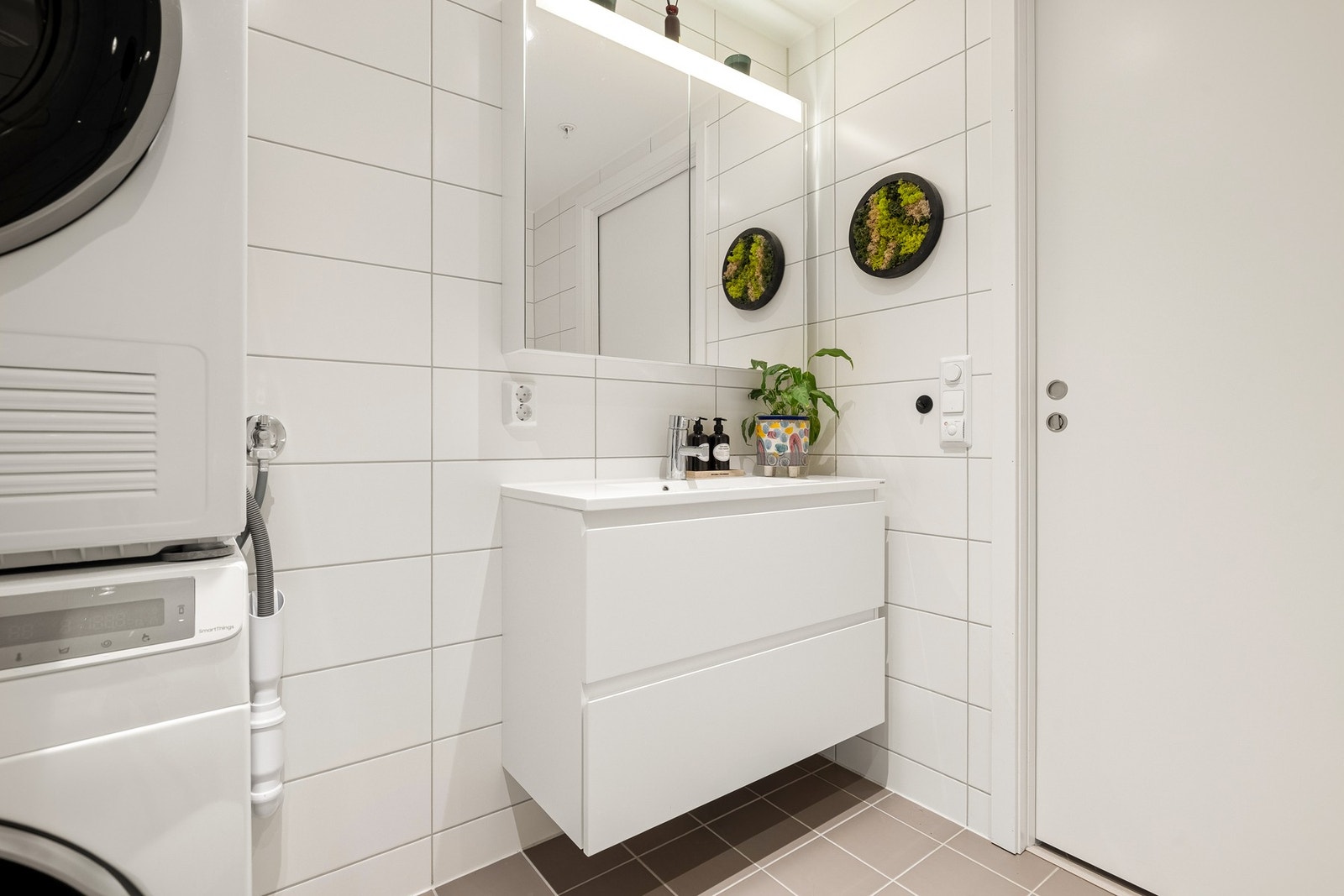 Gulvvarme, samt downlights i himling. Galleribilde