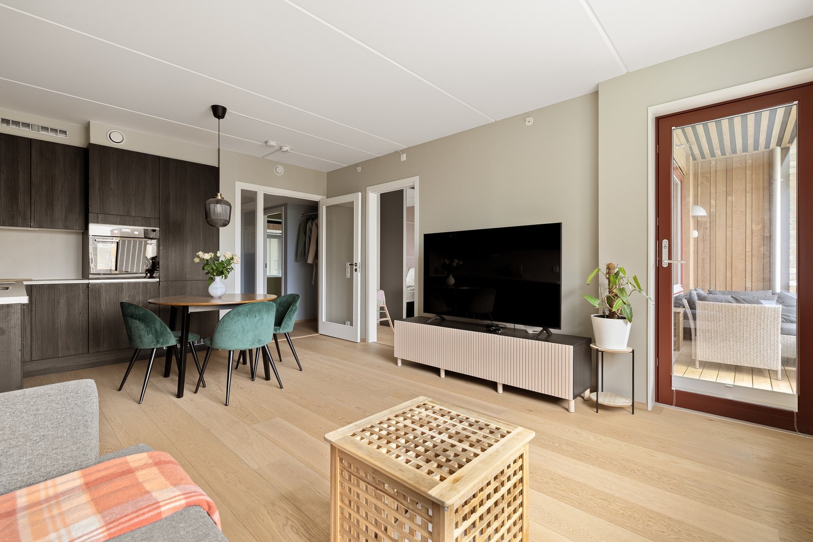 Det er god plass i stuen til å innrede i ulike soner. Galleribilde