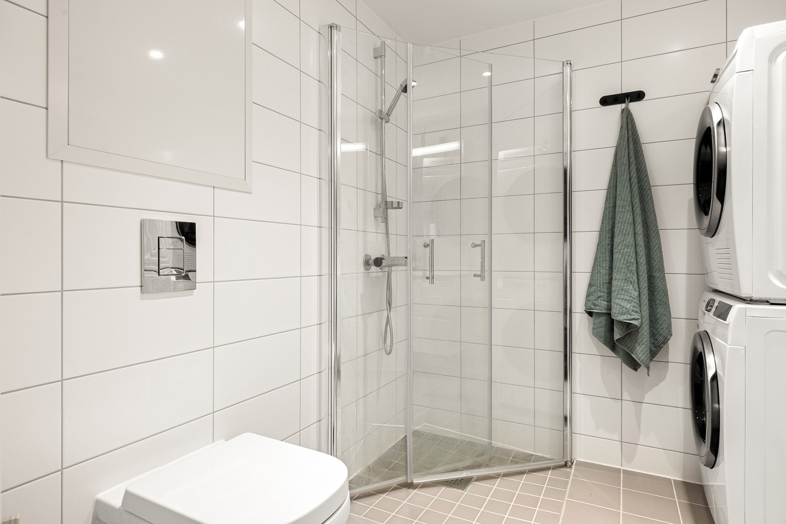 Det er plass og opplegg for både vaskemaskin og tørketrommel. Galleribilde