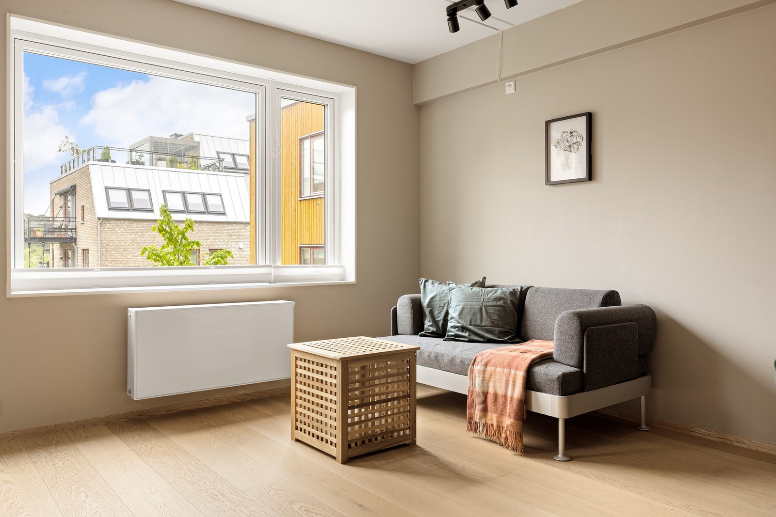 Innred med sofa, bord, stoler og tilhørende mediemøblement. Galleribilde