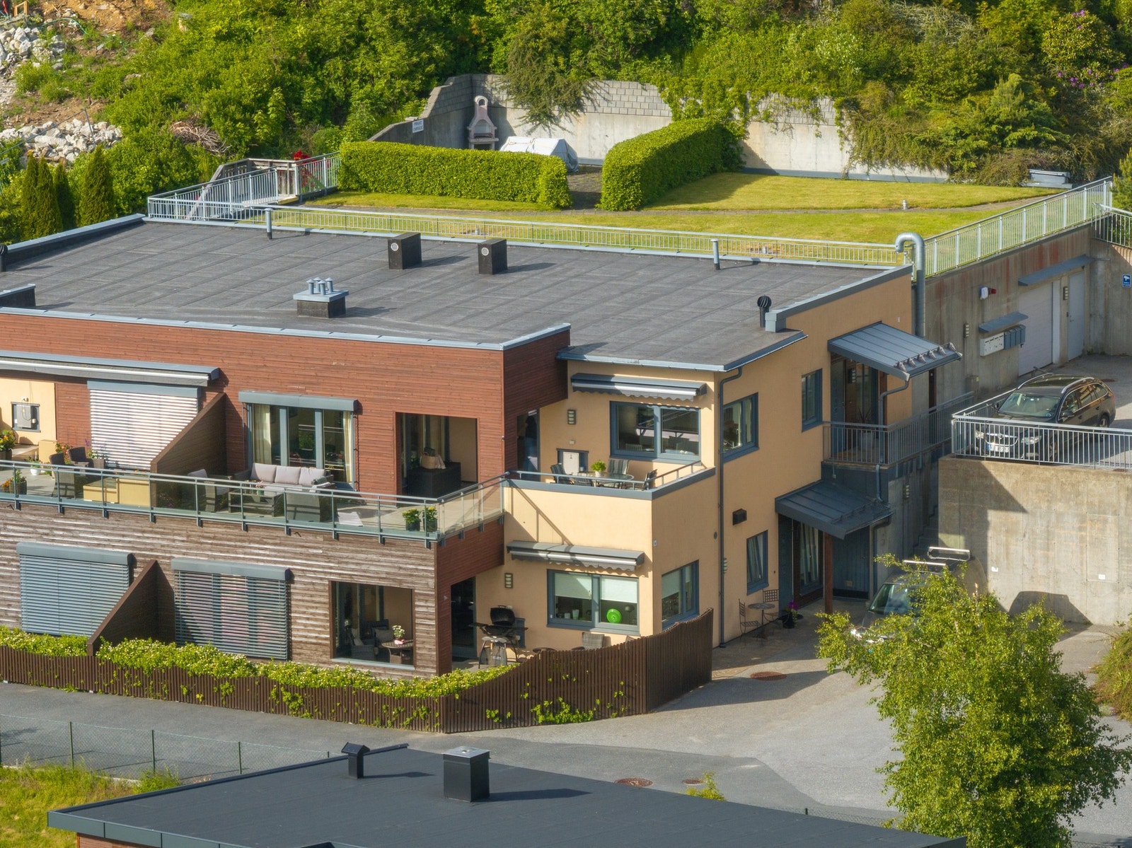 Legg og merke til sameiets felles grillplass på taket av garasjen. Galleribilde