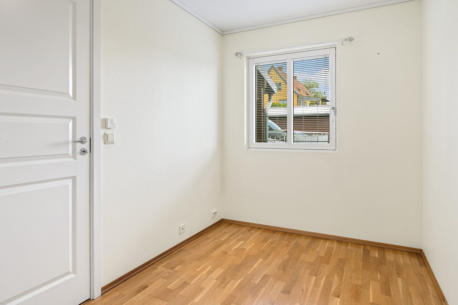 Gjesterom/soverom 2 er på ca. 7,8 kvm. Galleribilde