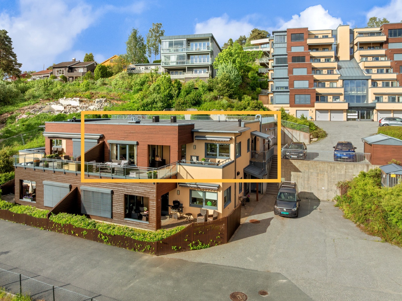 Romslig leilighet med solrik beliggenhet, garasjeplass og stor terrasse med fantastisk utsikt. Galleribilde