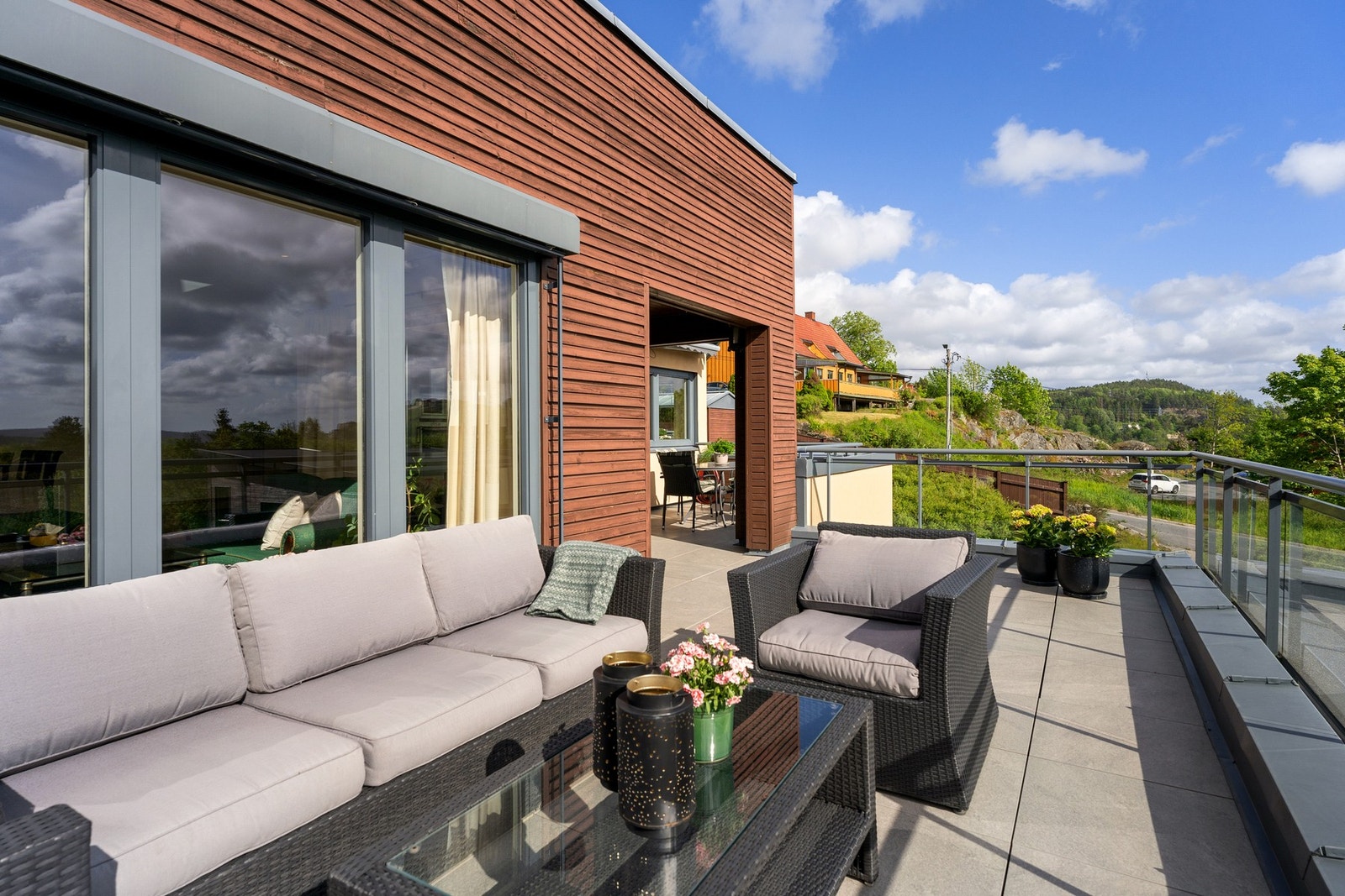 Stor herlig terrasse på for late dager i solen - totalt areal ca. 25 kvm. Galleribilde