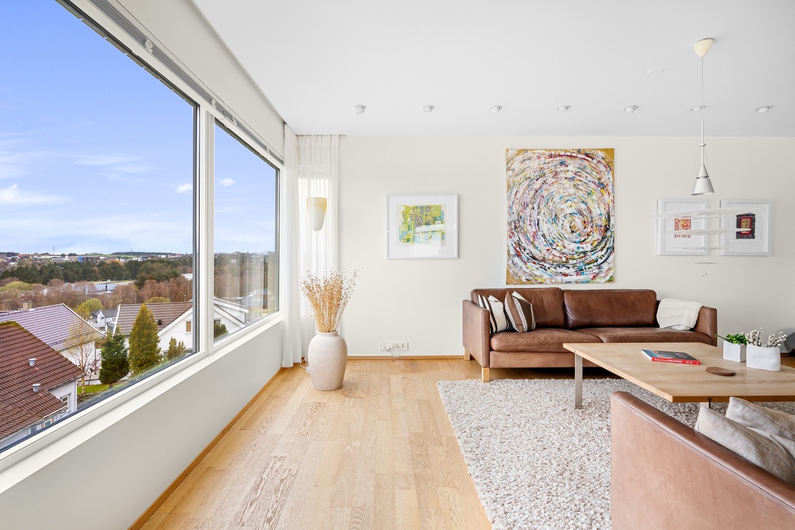 Store vindusflater er gjennomgående og gir boligen ett lyst og luftig inntrykk. Galleribilde