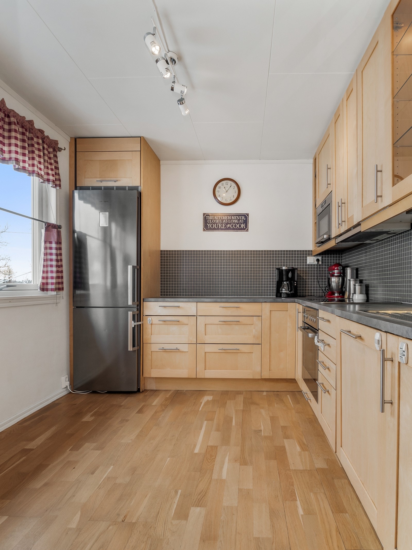 Kjøkkenet er lyst og av god størrelse Galleribilde