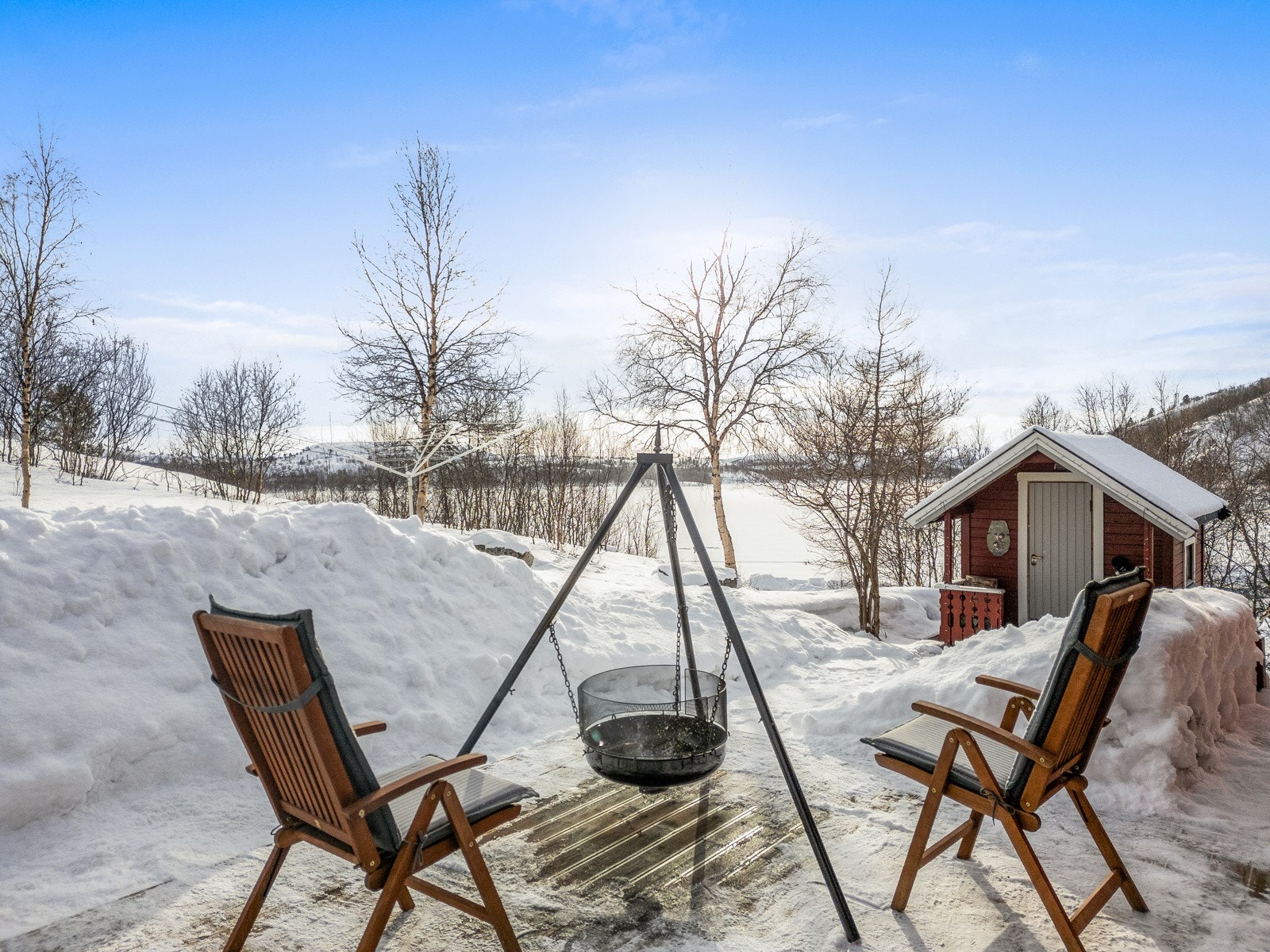 Her kan man nyte utsikten året rundt, enten det er midnattsol eller nordlys Galleribilde