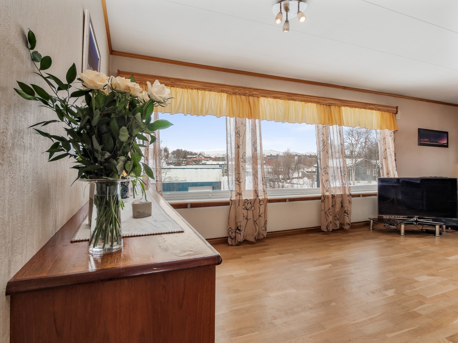 Eneboligen har en stor og lys stue Galleribilde