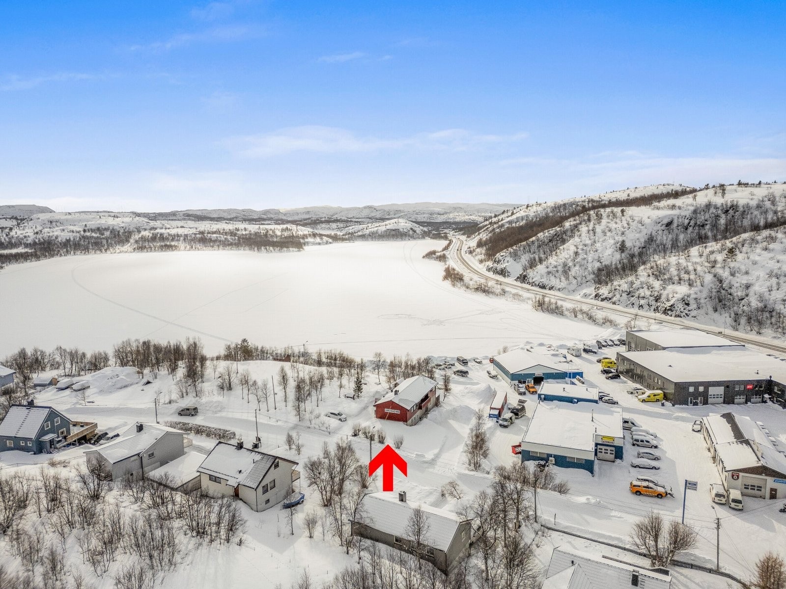 Eiendommen har en flott og solrik beliggenhet med utsikt over Sandnesvannet Galleribilde
