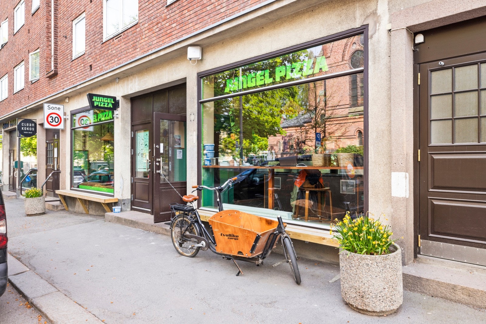 Nærområde har flere koselige kafeer, restauranter og forretninger Galleribilde