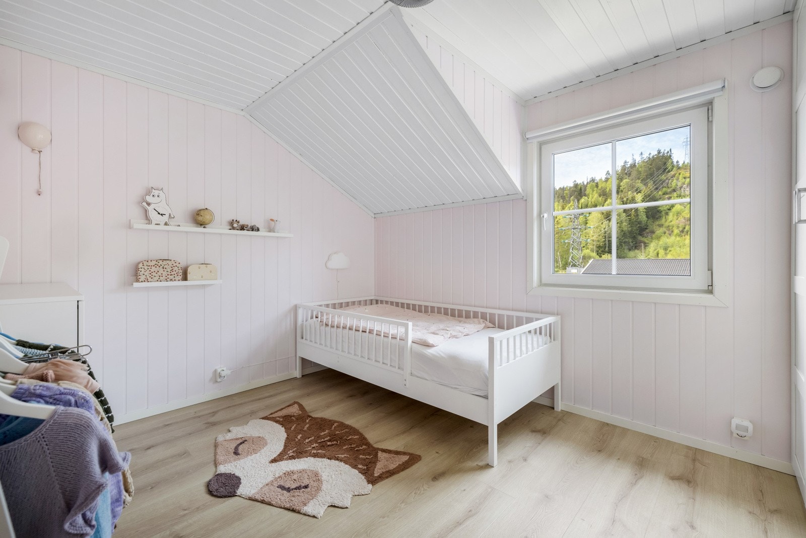 Soverom 2 med nyere gulv. Galleribilde