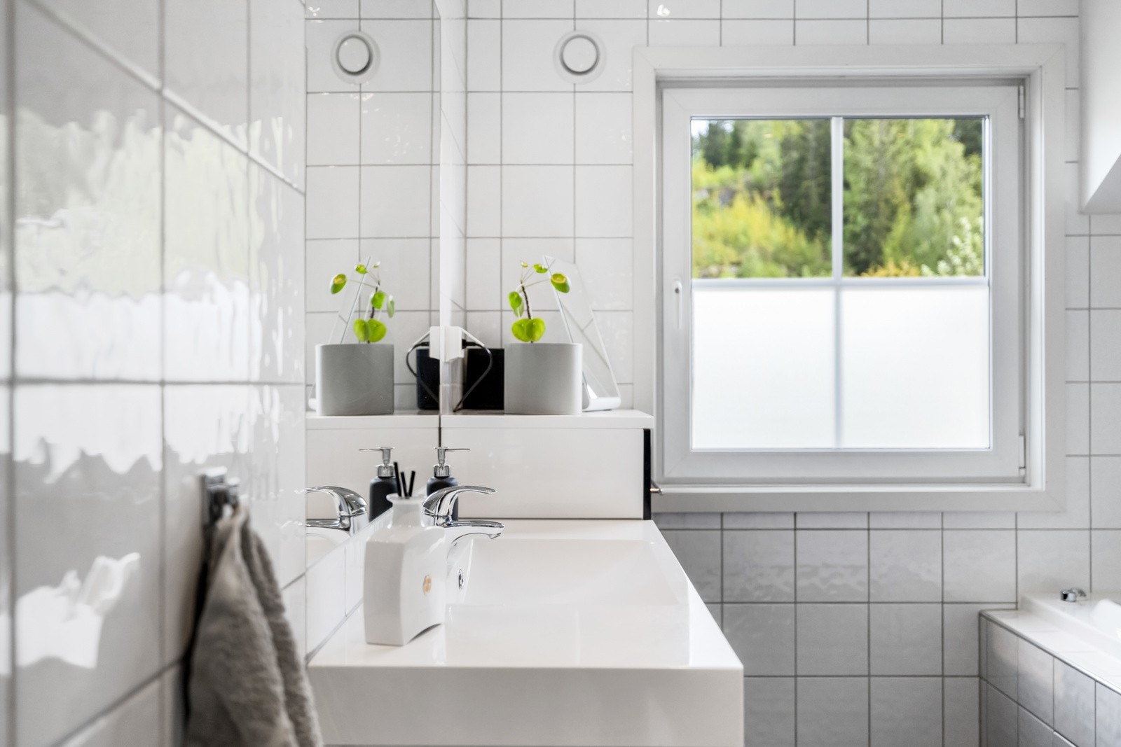 Downlightsbelysning i taket og vindu med naturlig lysinslipp og luftemulighet Galleribilde