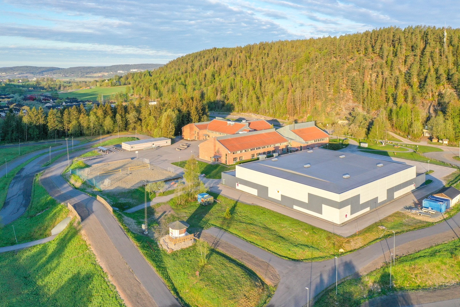 Tærudhallen og Tæruddalen skole ligger like ved. Galleribilde