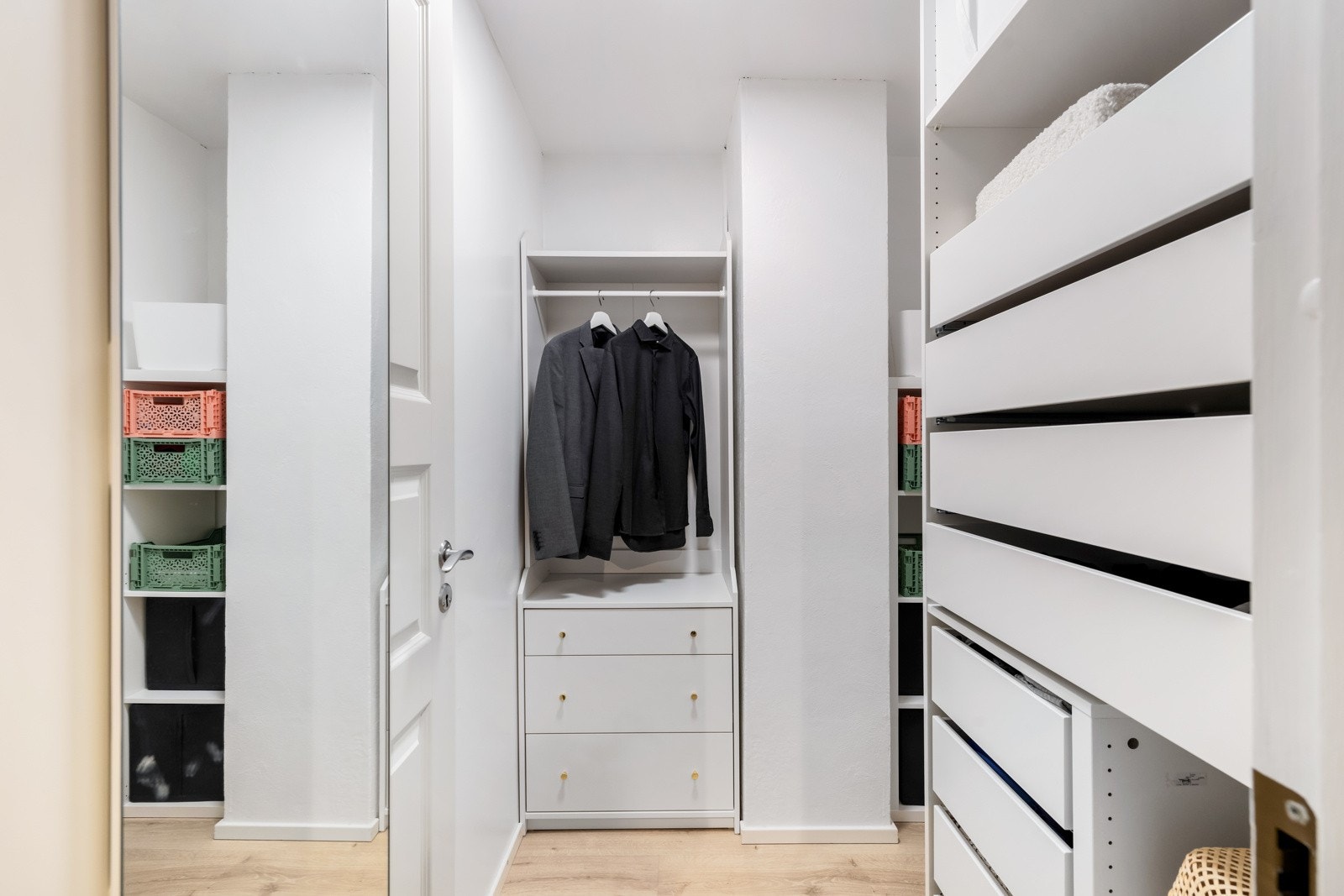 I denne etasjen ligger også en bod med adkomst fra gangen. Boden har ny tapet, nyere gulv og garderobeskap. Galleribilde