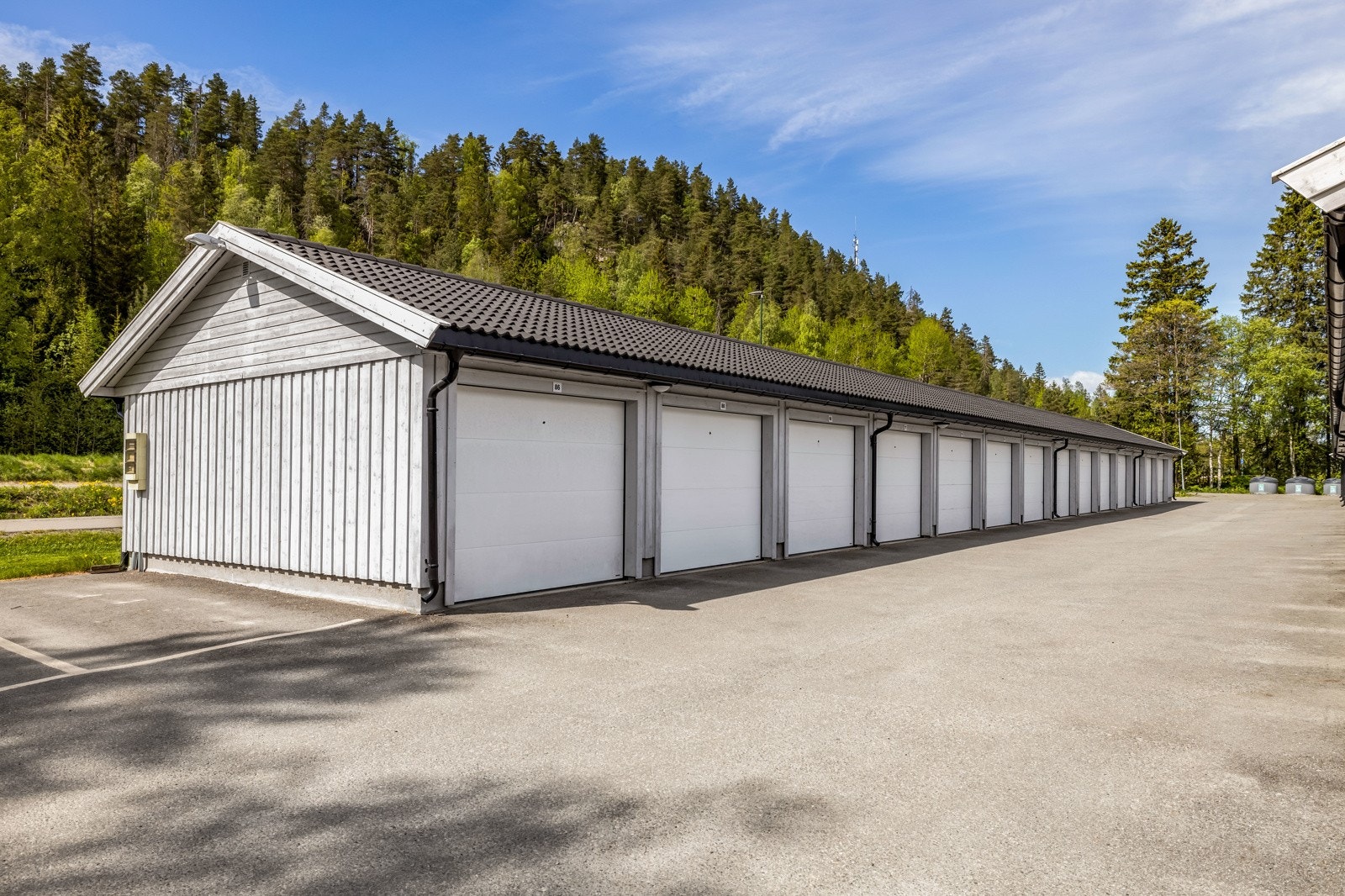 Garasjeplass i rekke medfølger. El.bil-lader er installert. Lagringshems over garasjen. Galleribilde