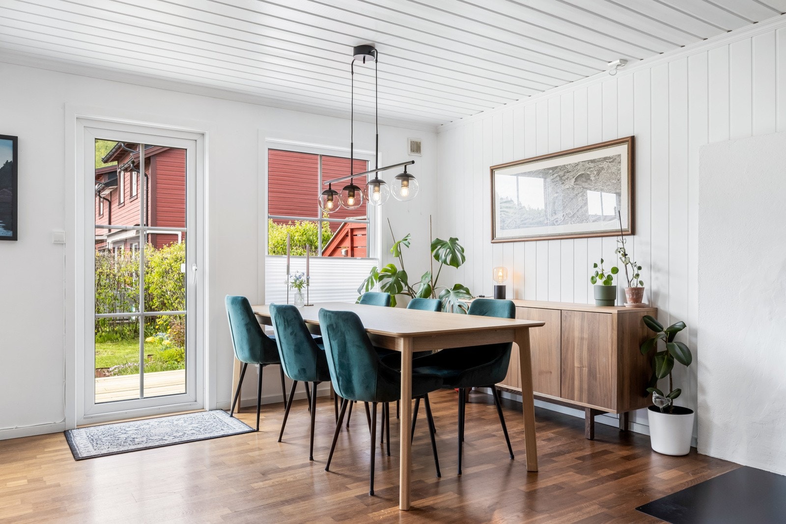 Barnevennlig og sosialt allrom med utgang til den flotte uteplassen. Galleribilde