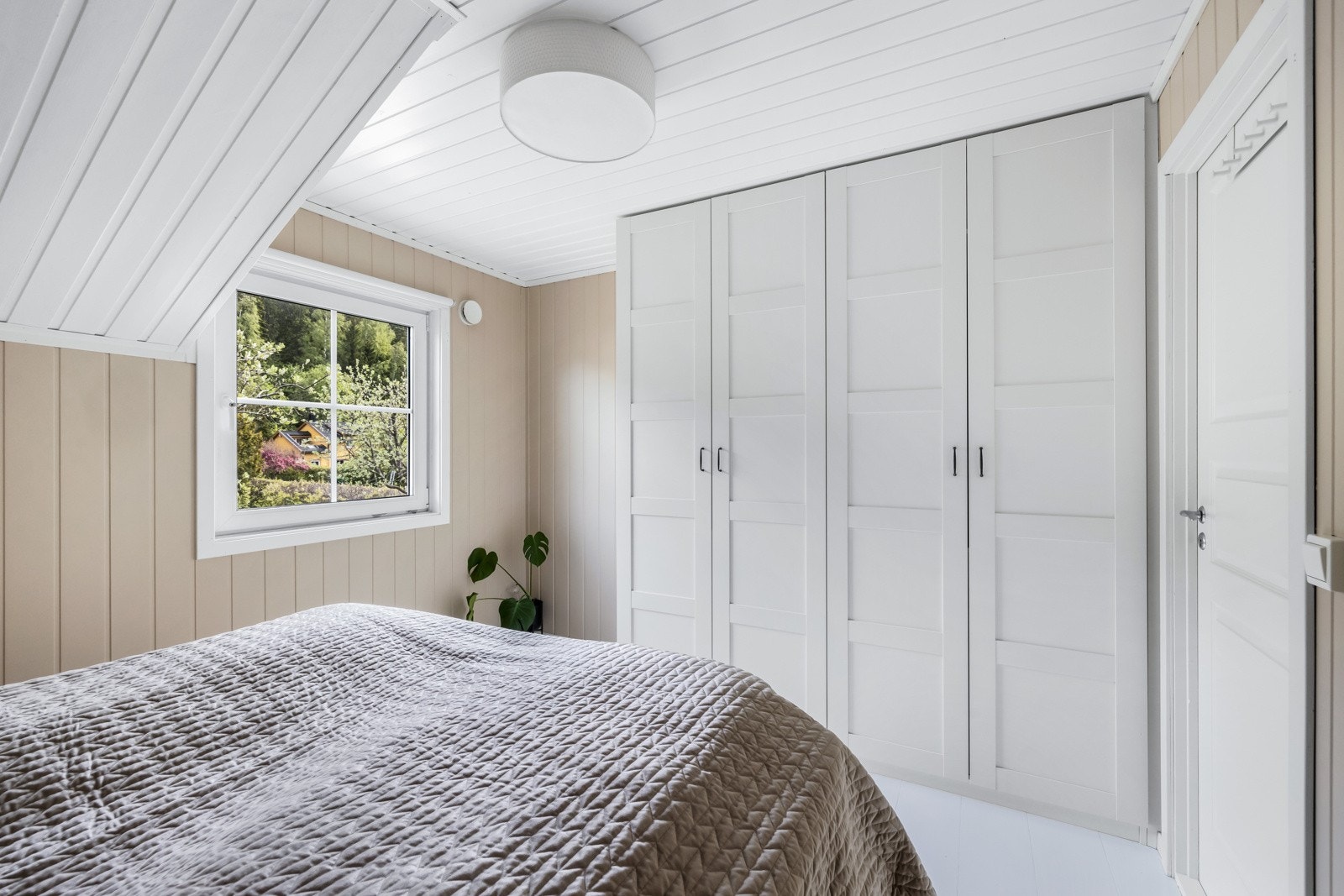 Hovedsoverom med garderobeskap. Galleribilde