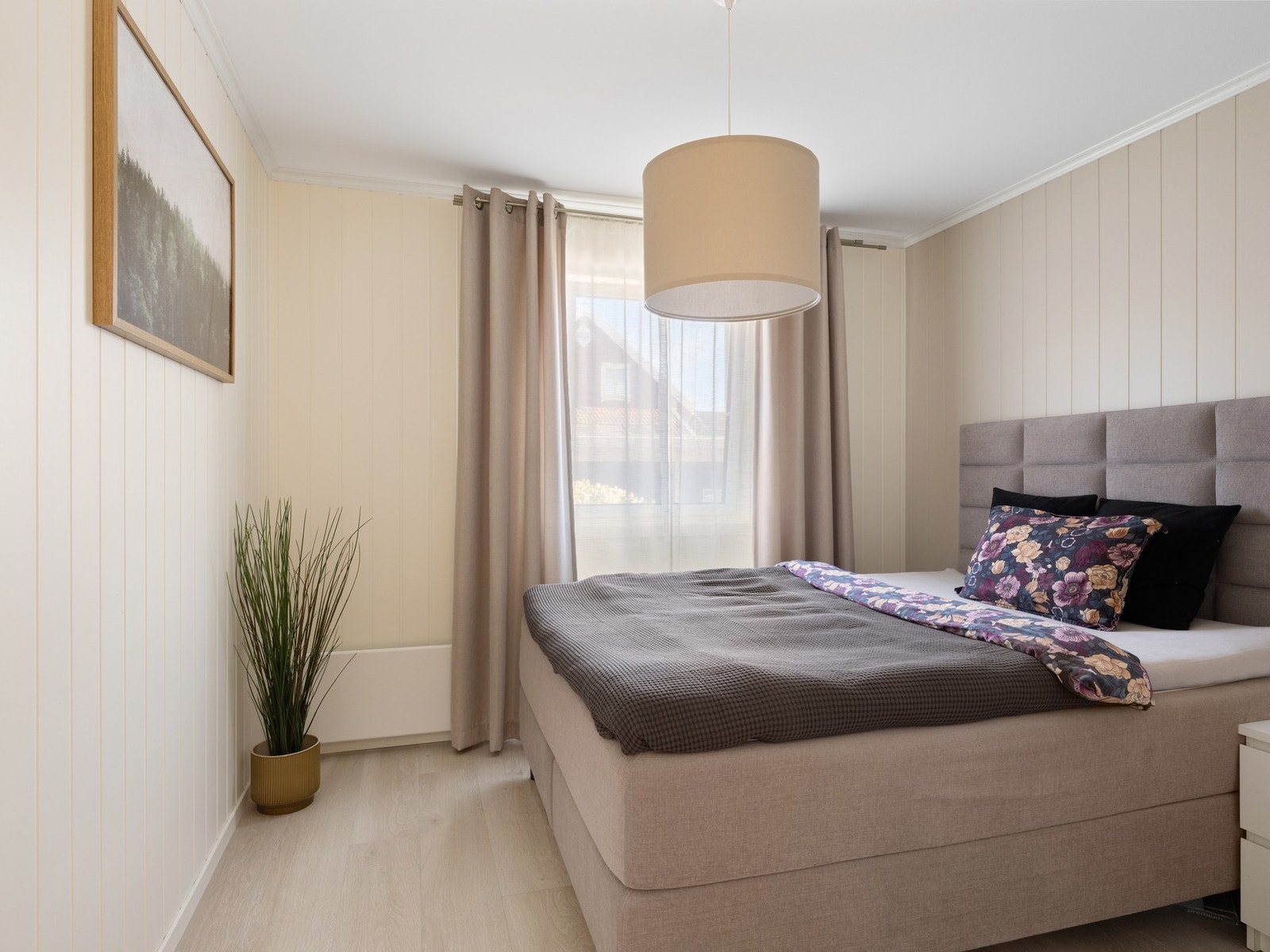 Romslig hovedsoverom med skyvedørsgarderobe Galleribilde