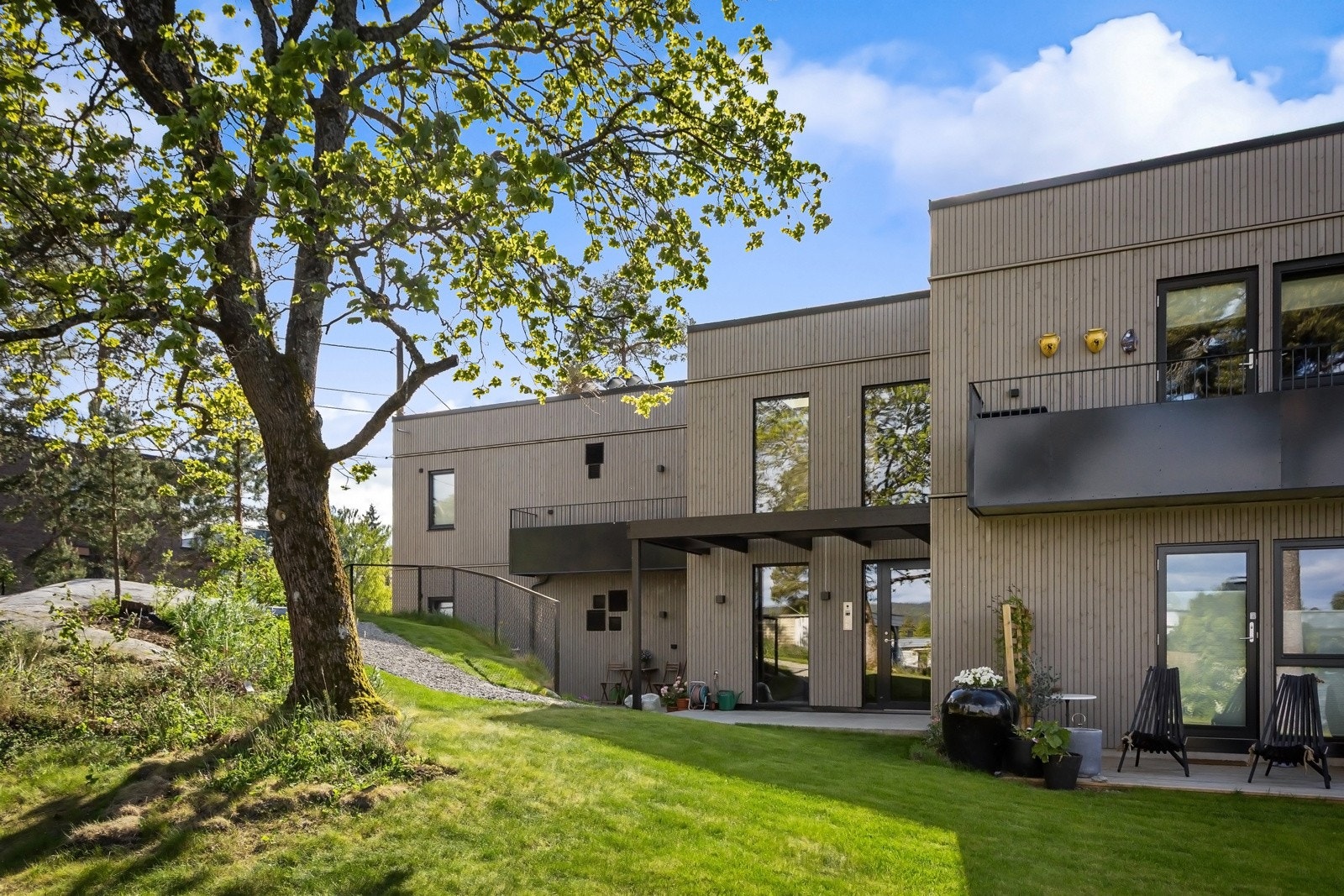 SAmeiet har et pent inngangsaprti med felles hage. Galleribilde