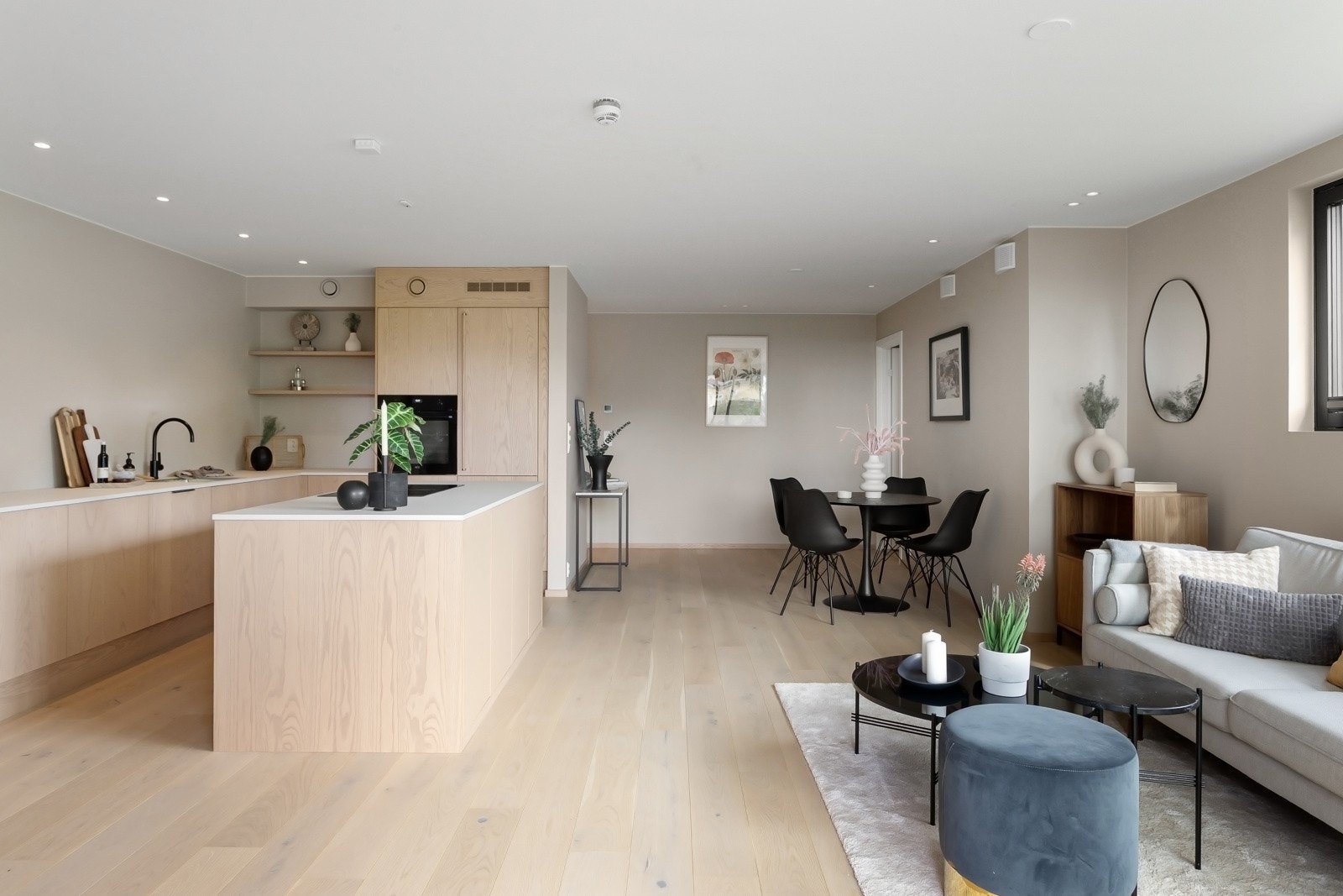 Stuen ligger i åpen løsning med kjøkkenet og byr på flere møbleringssoner. Galleribilde