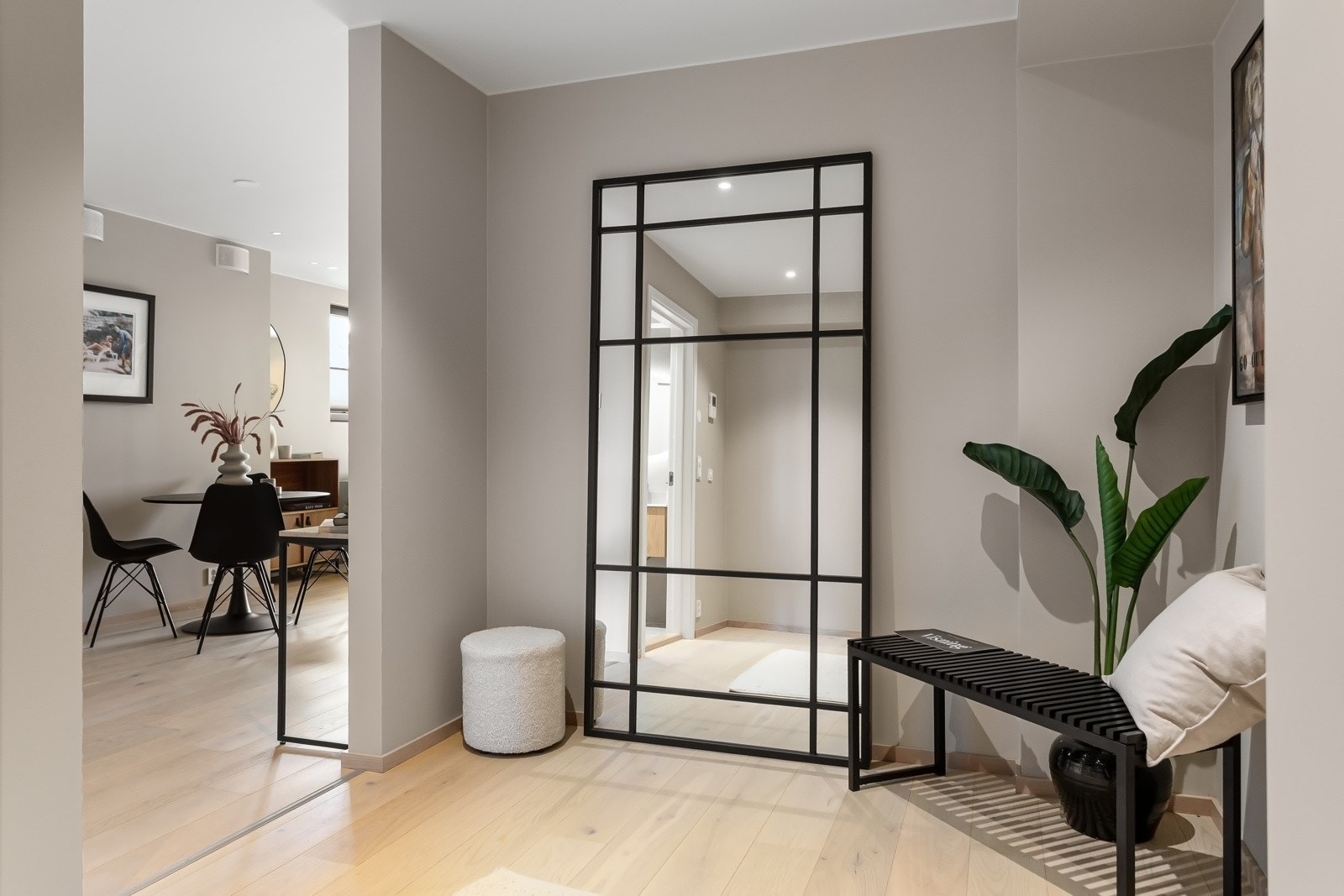 Det er lagt enstavs eikeparkett på gulvet fra Floor Factory. Veggene er malt i fargen Jotun Sand. Galleribilde