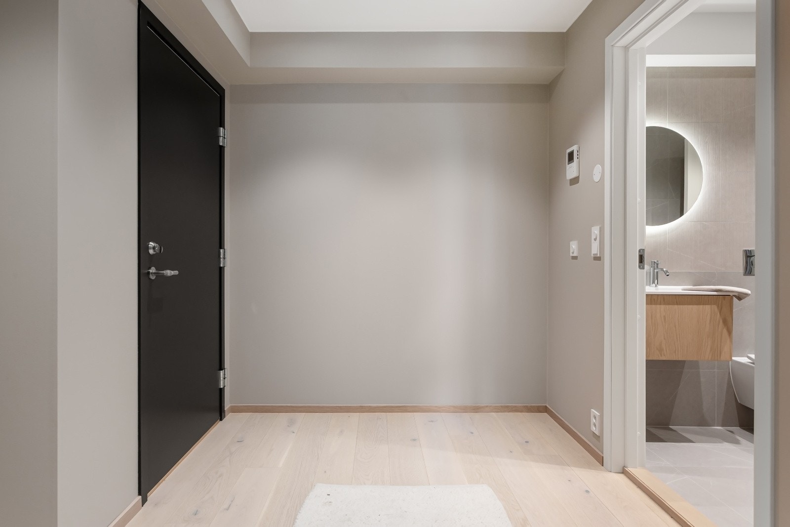 Innvendig har leiligheten en luftig entré med god plass for garderobeløsninger. Galleribilde