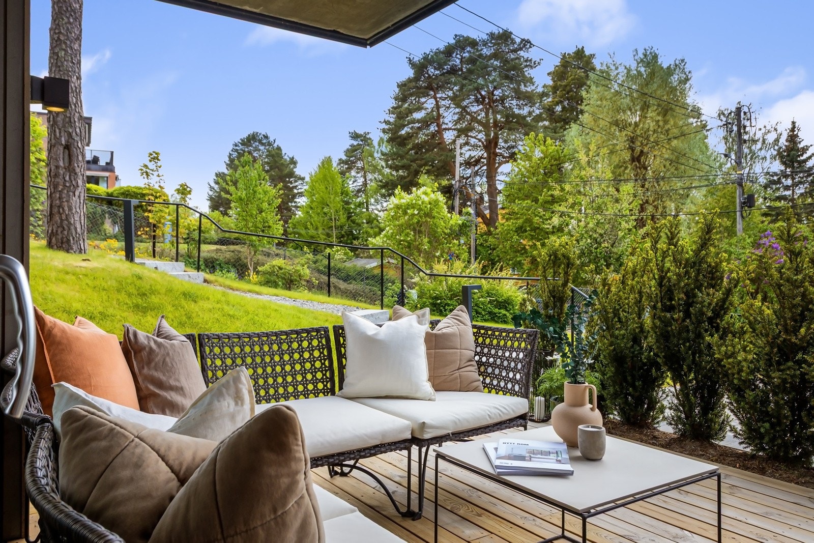 God plass for utemøbler, grill og annet. Galleribilde