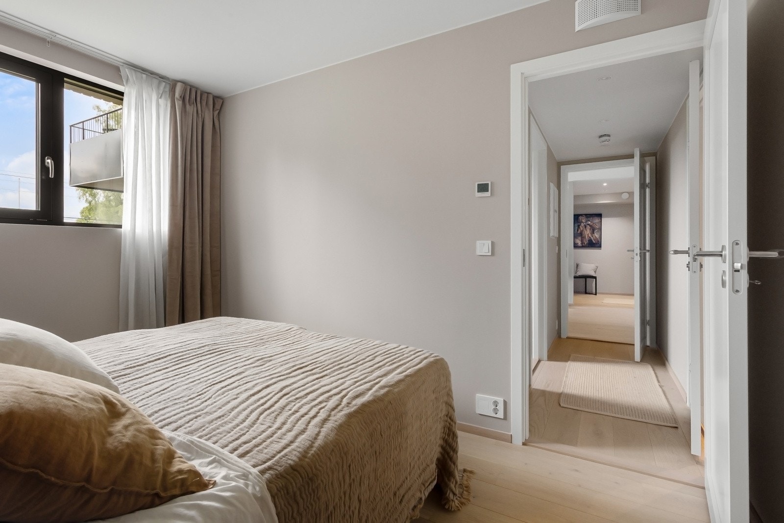 Stort og romslig med god plass for dobbeltseng og nattbord. Galleribilde