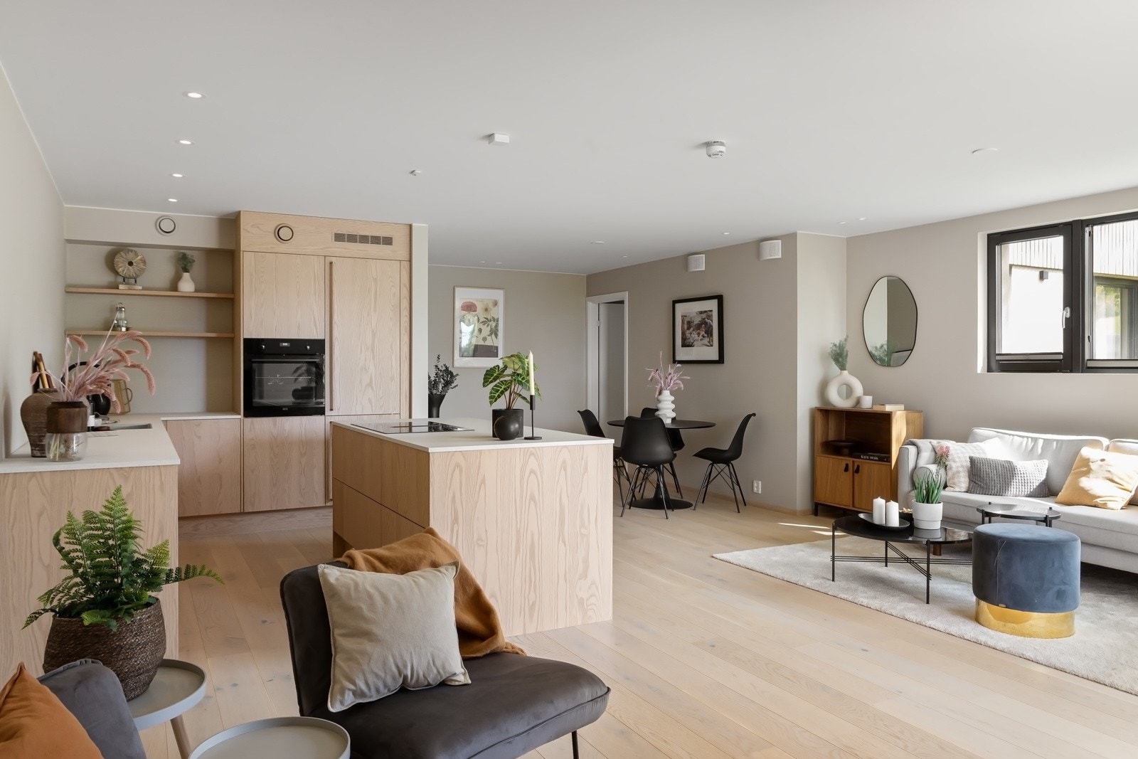 Rommet er utstyrt med vannbåren gulvvarme som standard, noe som gir en lun og jevn varme med lavt energibruk. Galleribilde